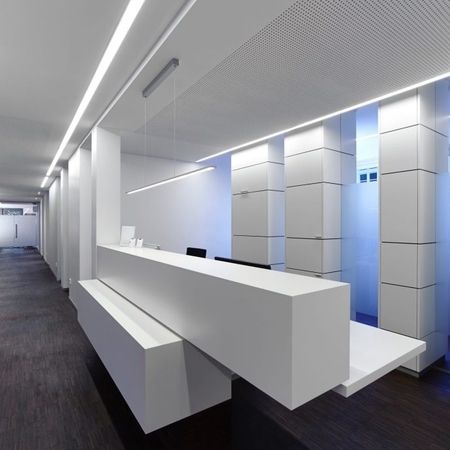 Moderne Praxis mit weißen und roten Akzenten, das eine elegante und zeitgemäße Arbeitsumgebung schafft.