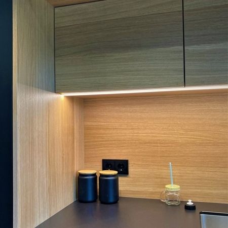 Eine Küche mit Holzschränken und einem Spülbecken.