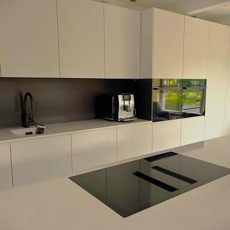 Eine Küche mit einem Waschbecken und einer Mikrowelle, die funktional und einladend wirkt.