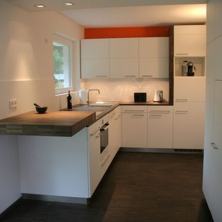 Eine Küche mit einem Waschbecken, einem Herd und einem Kühlschrank.