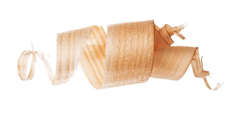 Holzspan aus echtem Holz auf weißem Hintergrund