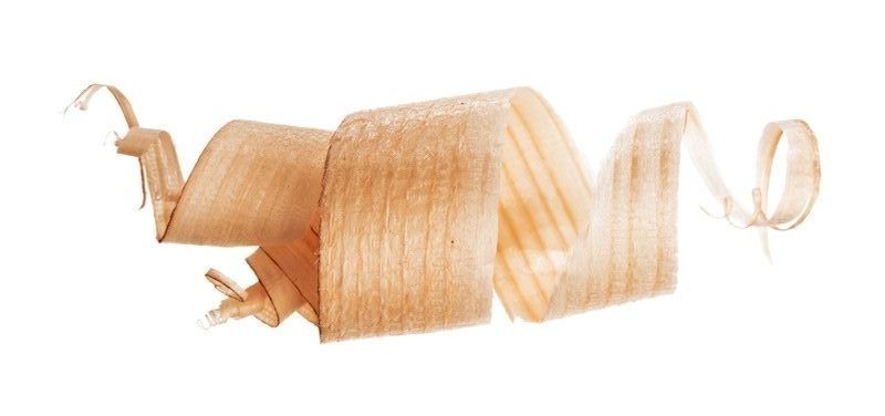 Holzspan aus echtem Holz auf weißem Hintergrund