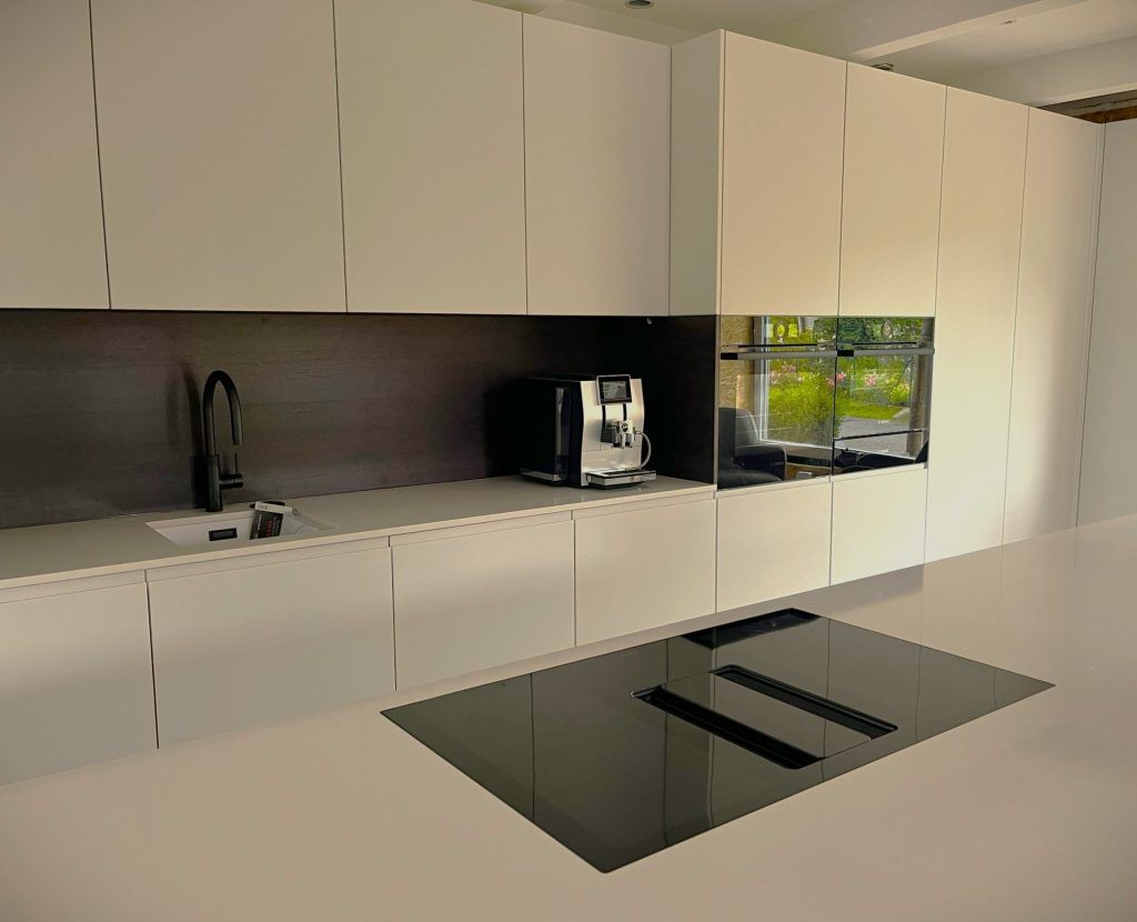 Eine moderne Küche mit einem Spülbecken und einer Mikrowelle auf der Arbeitsplatte.