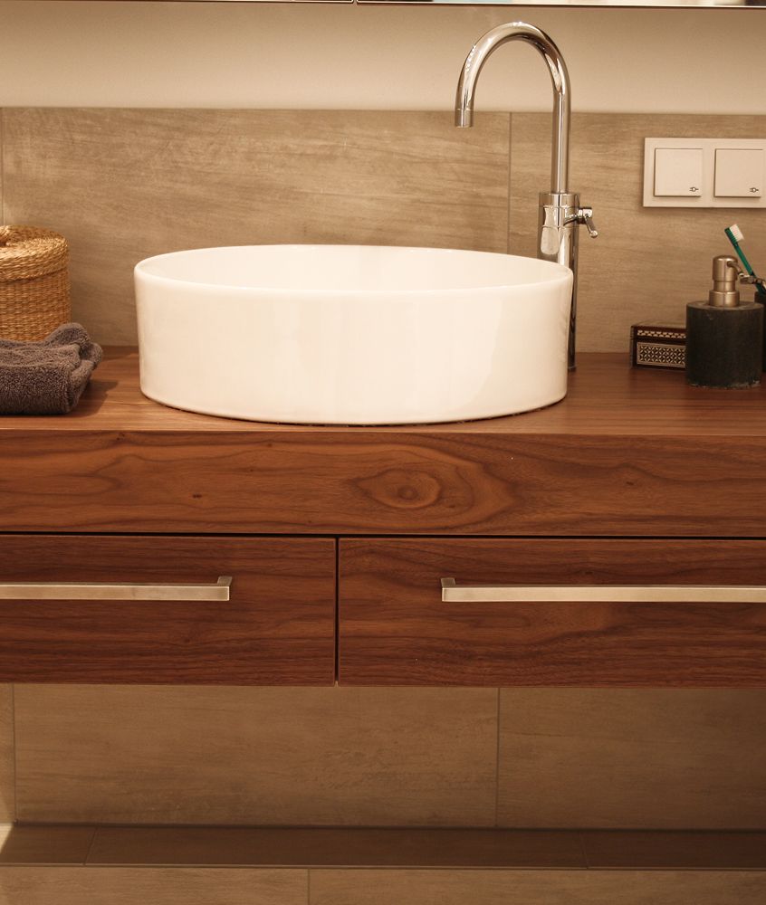 Innenausbau - Badezimmerschrank aus Holz mit Waschbecken
